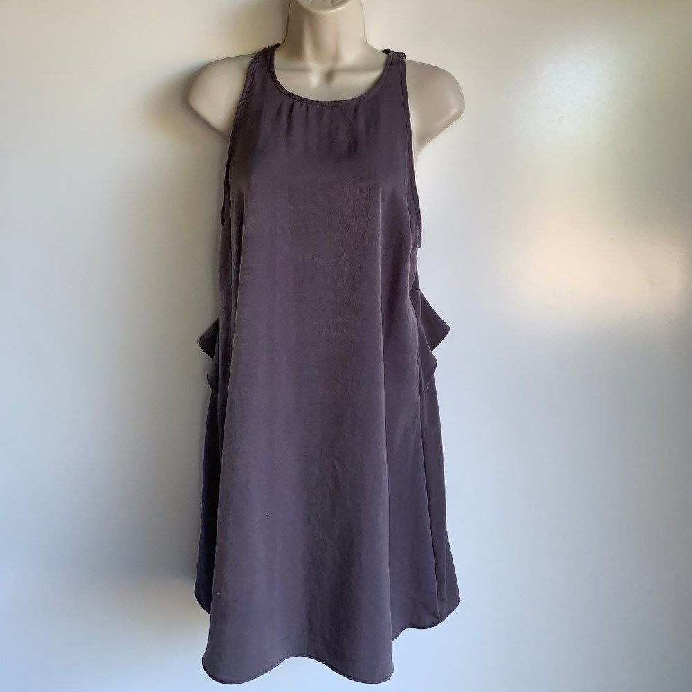 NEW Le Kate Gray Sleeveless Shift Dress, Ruffles in the back, Size Medium
